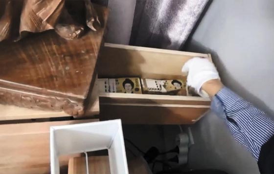 국세청이 한 체납자에 대한 가택수사에서 발견한 비밀 수납장. 현금 7000만원과 골드바 3㎏(1억6000만원 상당), 명품 시계 등이 은닉돼 있었다.