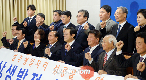 5일 광주시청에서 광주시와 한국노총 등이 참여한 노사민정 협의회가 광주형 일자리 관련 수정안에 합의한 뒤 기념 촬영을 하고 있다. 하지만 이 수정안에 대해 현대차가 “당초 안과 말이 또 바뀌었다”며 거부하면서 다시 협상을 해 나가기로 했다.