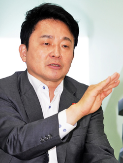 원희룡 제주지사가 5일 본지와 인터뷰를 하며 “제주의 미래를 위해 영리병원을 허가하기로 했다”고 밝히고 있다.