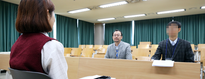 동문·교수 2인1조 면접관, 국내 첫 시도 - 지난달 29일 대전 카이스트 한 강의실에서 카이스트를 졸업한 동문과 교수가 2인 1조로 지원자를 면접하고 있다. 카이스트는 올해 처음 사회 경험이 풍부한 졸업생을 면접관으로 투입했다. 동문 사정관은 인적 사항을 공개하지 않기 때문에 얼굴을 모자이크 처리 했다.