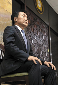 손학규 바른미래당 대표가 6일 오후 서울 여의도 국회 본회의장 앞에 앉아 단식 농성을 하고 있다.
