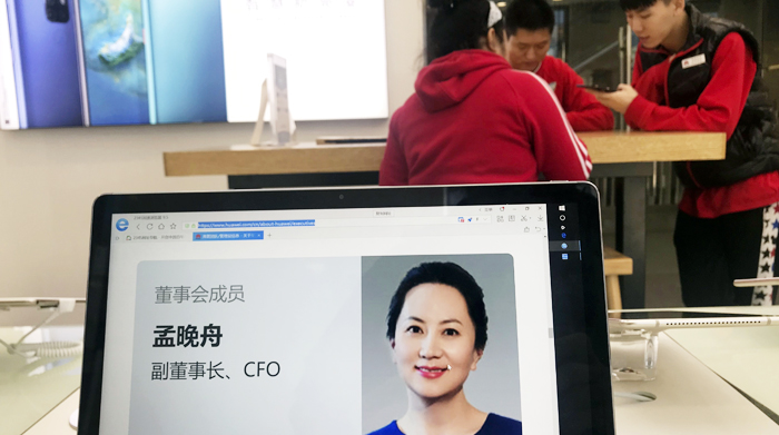 세계 최대 통신장비 메이커인 화웨이의 최고재무책임자(CFO) 멍완저우(46) 부회장의 사진과 프로필이 6일 중국 베이징 화웨이스토어 매장 내 컴퓨터 화면에 떠 있다. 화웨이 창업주 런정페이 회장의 딸인 멍완저우는 지난 1일(현지 시각) 미국 정부의 요청에 따라 캐나다 밴쿠버에서 전격 체포됐다.
