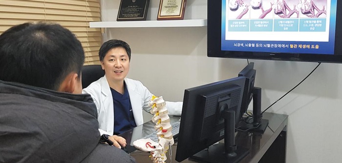 줄기세포 치료에 대해 설명하는 오민철 마디힐신경외과 원장. 최근 줄기세포를 뇌졸중이나 치매 치료에 이용하는 연구가 상당수 이뤄지고 있다.