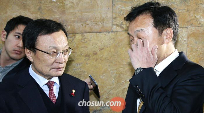 바른미래당 손학규(오른쪽) 대표가 10일 국회 로텐더홀에서‘연동형 비례대표 선거제’를 주장하며 단식 농성을 하던 중 자신을 찾아온 더불어민주당 이해찬 대표와 대화하고 있다.