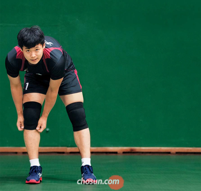 15연패를 끊기 위해 서재덕은 오늘도 몸과 마음을 다잡고 코트에 선다. 서재덕이 지난 4일 경기 의왕시 한국전력 배구단 체육관에서 무릎 보호대를 바로잡는 모습.
