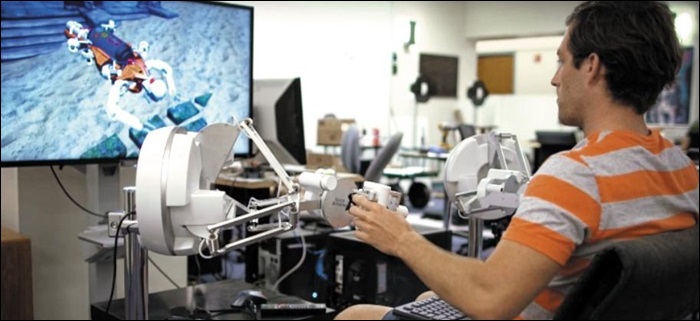 스탠퍼드대 로봇 연구실에서 한 연구원이 해저 화면을 보면서 ‘오션원’을 조종하고 있다.