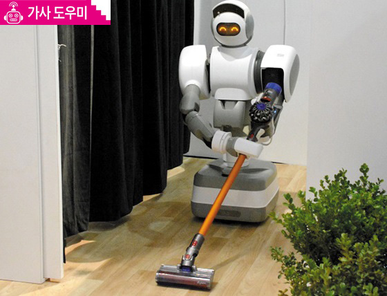 집안일을 돕도록 개발된 ‘아이올로스 로봇’이 청소기로 바닥을 청소하고 있다.