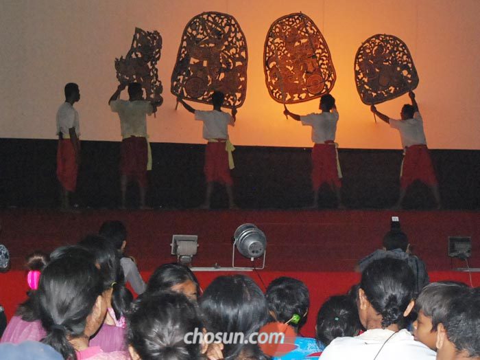 지난 7일 저녁 캄보디아 시엠레아프의 프레아피투 사원 앞 무대에서 전통 그림자극인 스벡 톰 공연이 열리고 있다.