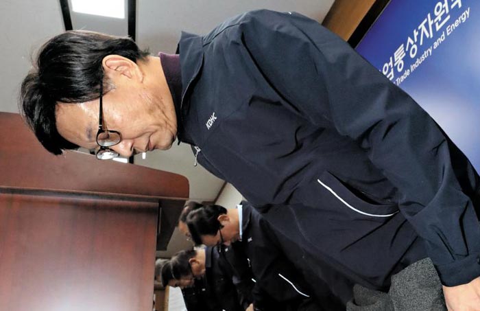 황창화 한국지역난방공사 사장과 임직원들이 13일 정부세종청사에서 경기 고양시 백석역 열수관 사고와 관련해 유가족과 국민에게 사과하고 있다.