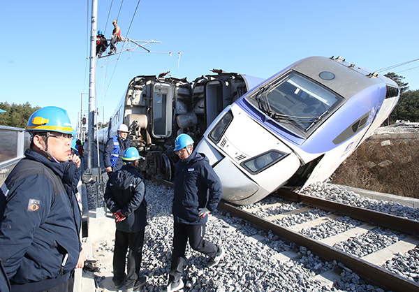 지난 8일 오전 코레일 강릉발 오전 7시30분 서울행 KTX 산천 고속열차가 강원도 강릉시 운산동 구간에서 탈선, 코레일 관계자들이 사고 수습을 하고 있다./뉴시스