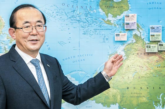 거꾸로 세계지도 한국남동발전 유향열 사장이 지난 11일 경남 진주시 남동발전 본사 집무실에서 거꾸로 걸려 있는 세계지도에 대해 설명하고 있다.