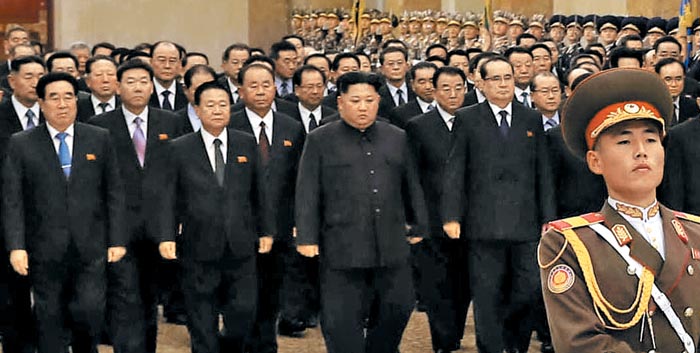 북한 김정은(왼쪽에서 셋째) 국무위원장이 김정일 사망 7주기를 맞아 김정일의 시신이 있는 금수산태양궁전을 참배했다고 노동신문이 17일 보도했다.