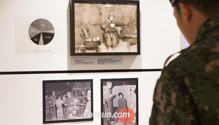 한 국군 장병이 대한민국역사박물관의‘전쟁 포로, 평화를 말하다’특별전을 관람하고 있다. 