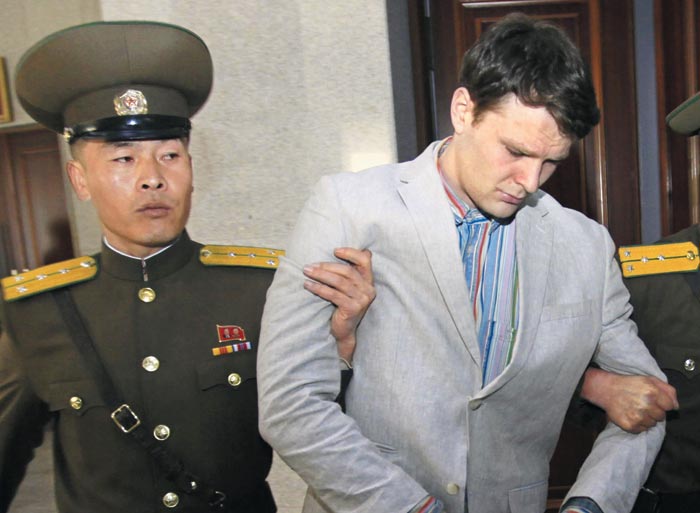 북한에 17개월간 억류됐던 오토 웜비어(오른쪽)가 2016년 3월 당시 평양재판소에서 북한 관계자들에게 끌려가는 모습.
