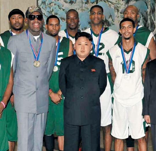 김정은(가운데) 북한 국무위원장이 2014년 1월 방북한 데니스 로드먼(김정은 왼쪽) 등 미 프로농구(NBA) 출신 선수들의 농구 경기 관람 후 함께 기념 촬영을 하고 있다. 