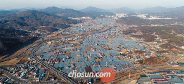 성동구와 가까운 남양주에 왕숙신도시 - 정부가 19일 1134만㎡ 규모 ‘왕숙신도시’ 건설을 발표한 남양주시 진접·진건읍 일대 전경. 정부는 이 지역을 포함해 하남 교산신도시와 과천신도시 등 3기 신도시 네 곳을 이날 발표했다. 3곳이 서울 강남권, 한강변 등 집값 급등 지역 주변이다.