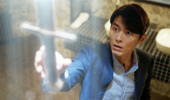 '알함브라 궁전의 추억'의 현빈이 적을 물리치기 위해 CG로 만든 무기를 손에 얻는 장면.