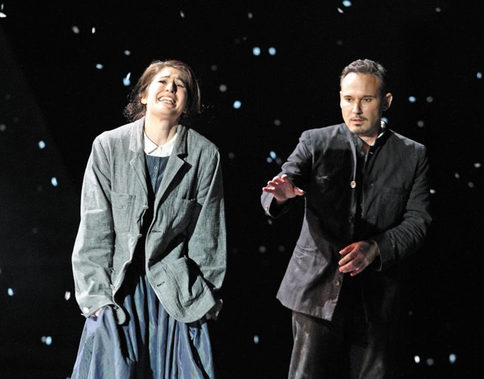 2017년 9월 영국 로열오페라하우스에서 공연된 오페라 ‘라보엠’. 여주인공 미미 역 니콜 카(왼쪽)와 마르첼로 역 마리우스 크비에치엔이 열연하고 있다.