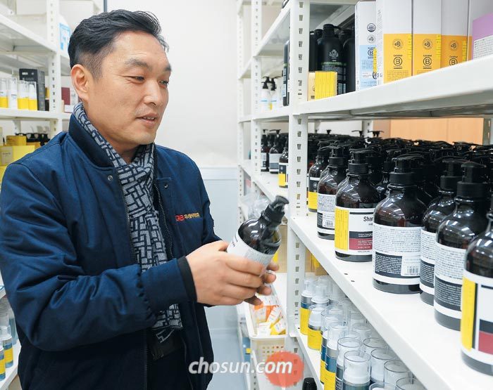 '아너소사이어티' 2000호 회원인 서정훈 제너럴바이오 대표가 전북 남원 사옥의 연구실에서 자사 기능성 화장품 제품을 바라보고 있다.