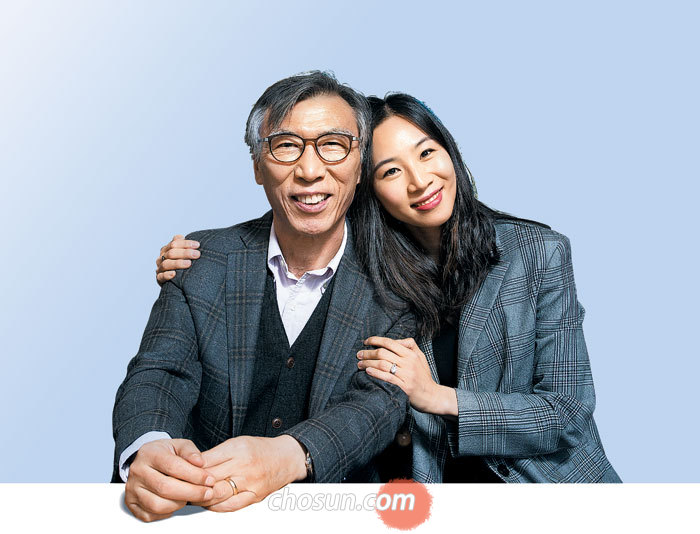 ‘우리가 세상에 나올 때 신(神)은 거울 하나를 던져 산산조각 낸다. 우리는 살면서 깨져 흩어진 거울 조각을 모으고 삶이 끝날 때 비로소 완성된 거울에 자신을 비추어 본다’는 말이 있다. 딸 이소은(오른쪽)씨는 그 이야기로 ‘거울’이라는 노래를 지었다. 아버지 이규천(왼쪽)씨는 “아이들은 최고의 밥벌이를 얻으려고 태어난 게 아니라 행복하기 위해 태어난 것”이라며 “가정에서 행복을 찾지 못하면 어느 곳에서도 찾을 수 없다”고 했다.