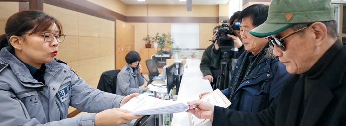 시민단체 정의로운시민행동 대표단이 7일 서울지방경찰청을 찾아 신재민 전 기획재정부 사무관을 겨냥한 글로 인신공격 논란을 빚고 있는 더불어민주당 손혜원 의원에 대한 고발장을 접수하고 있다.