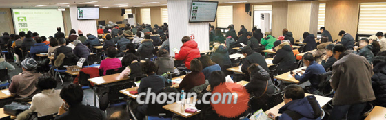 앉을 자리 없는 실업급여 설명회 - 9일 오후 서울 마포구 서울서부고용복지플러스센터에서 열린 실업급여 설명회는 많은 사람으로 북적였다.