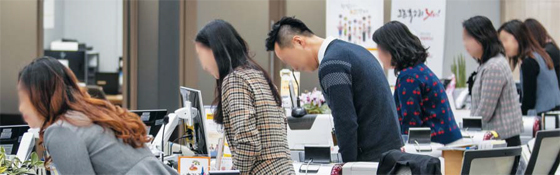 KB국민은행 노조의 1차 총파업 다음 날인 9일 오전 KB국민은행 서울 여의도본점에서 직원들이 고객들을 맞이하며 인사하고 있다. 최근 19년 만의 총파업을 강행한 KB국민은행 내부에서는 지난 2014년 비정규직에서 정규직으로 전환된 ‘L0(엘 제로)’ 직군의 처우 개선을 둘러싸고 직원들 간에 갈등이 나타나고 있다.