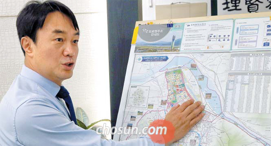 김상호 하남시장이 8일 자신의 집무실에서 진행한 본지 인터뷰에서 하남시 지도를 가리키며 교산신도시 등 지역 개발 방안에 대해 설명하고 있다. 김 시장은 “광역교통망을 확충하고 지역 내 다양한 문화·역사 시설을 연계해 교산신도시를 서울 강남보다 살기 좋은 명품 도시로 만들겠다”고 말했다.