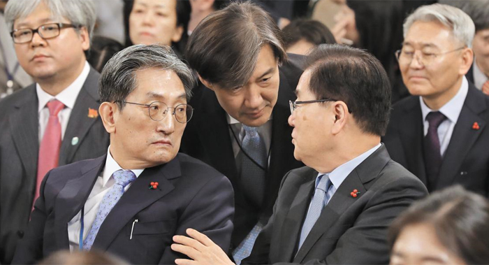 대화 나누는 靑참모 - 10일 청와대 영빈관에서 열린 문재인 대통령 신년 기자회견에서 노영민(앞줄 왼쪽) 비서실장이 지켜보는 가운데 정의용(오른쪽) 국가안보실장이 뒷줄에 있던 조국(가운데) 민정수석과 대화하고 있다.