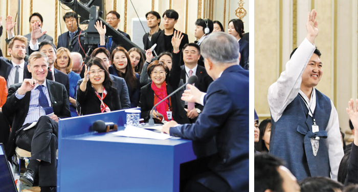 다리 꼬고, 한복 입고 “질문 있습니다” - 문재인 대통령이 10일 청와대 영빈관에서 열린 신년 기자회견에서 손을 든 한 외신기자를 질문자로 지목하고 있다. 맨 왼쪽에 앉은 외신기자는 다리를 꼬고 웃고 있다. 오른쪽 사진은 한복을 입고 기자회견에 참석한 국내 기자의 모습.