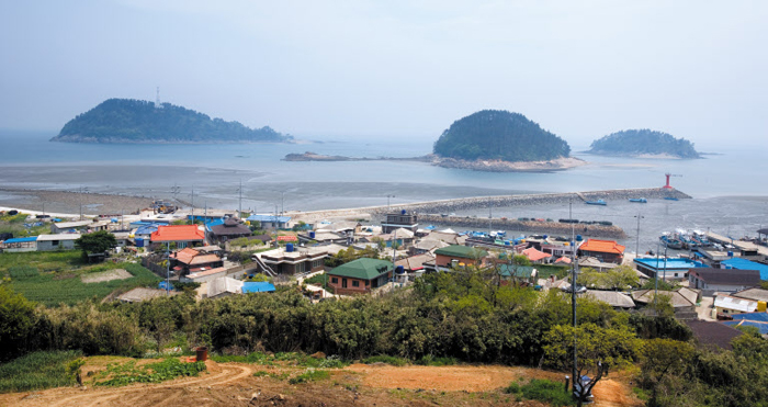 17년 만에 여객선이 운항하는 전북 군산 비안도의 전경. 주택이 들어선 사진 앞쪽이 비안도 본섬이고 멀리 보이는 섬들은 부속 섬이다.