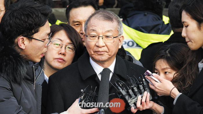 검찰 포토라인 대신 대법원서 회견 양승태 전 대법원장이 11일 검찰 출석에 앞서 서울 서초동 대법원 정문에서 기자회견을 열고 입장을 밝히고 있다. 사법부 수장으로서 6년간 출근했던 곳이다. 양 전 대법원장은 사법 행정권 남용 의혹에 대해 “법관들이 많은 상처를 받고 수사 당국의 조사까지 받은 데 대해 참으로 참담한 마음”이라고 했다. 그는 서초동 서울중앙지검 앞에 설치된 포토라인에는 서지 않고 곧장 건물로 들어갔다.