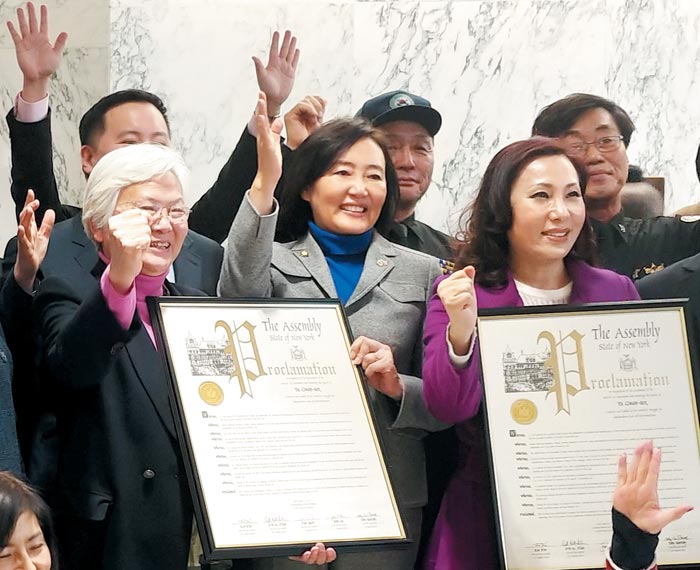 15일(현지 시각) 미국 뉴욕주 의회에서 '국회 한미동맹 강화사절단' 단장 박영선(앞줄 가운데) 더불어민주당 의원과 재미 교포들이 '3·1운동의 날' 제정을 축하하고 있다. 