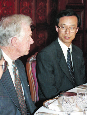 카터 前 미국 대통령과의 만남 - 한승주 외무장관이 1994년 6월 14일 서울 신라호텔에서 방북을 앞둔 지미 카터 전 미국 대통령과 만나 북한 핵문제와 관련해 얘기를 나누고 있다. 