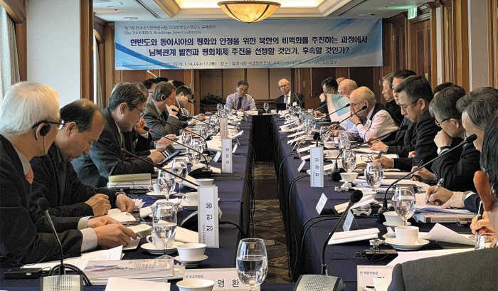 브루킹스연구소와 한국국가전략연구원(KRINS), 조선일보가 17일 공동 주최한 국제 콘퍼런스 비공개 토론회에서 참석자들이 발언하고 있다.