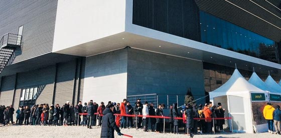 인파로 북적이는 춘천 새 아파트 모델하우스