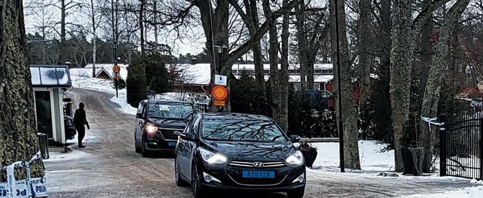 21일(현지 시각) 2차 미·북 정상회담 준비를 위한 실무 협상이 열린 스웨덴 브로의 하크홀름순트 콘퍼런스센터에서 한국 대표단이 탄 것으로 추정되는 차량이 나오고 있다.
