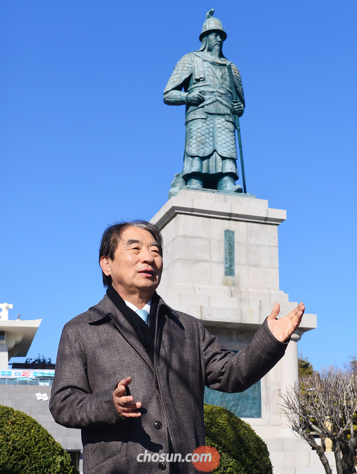 부산 용두산 공원의 이순신 장군 동상 앞에서 김종대 전 헌법재판소 재판관이 “1592년 부산대첩을 기억하기 위한 기념관을 세워 위기를 극복할 수 있는 정신을 배워야 한다”고 말하고 있다. 