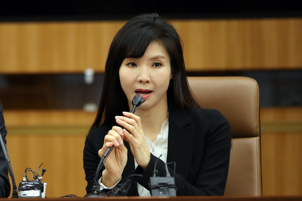 서지현 검사가 24일 오전 서울 서초구 변호사회관에서 인사보복 혐의로 기소돼 1심에서 실형을 선고받고 법정구속 된 안태근 전 검사장과 관련해 기자회견을 하고 있다./연합뉴스