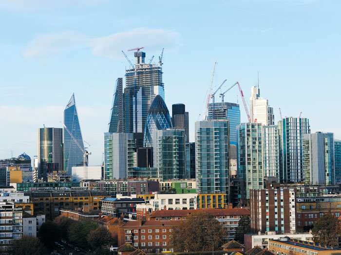 런던 도심 랜드마크 빌딩 중 하나인 거킨(the Gherkin) 타워. 브렉시트로 자산 버블 붕괴 우려가 나타나고 있다.