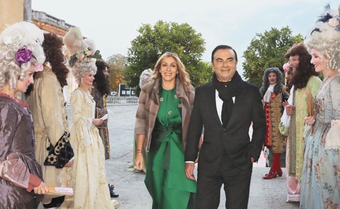 카를로스 곤이 재혼한 아내 캐럴과 함께 2016년 10월 피로연 장소인 베르사유 궁전 내 트리아농으로 들어서고 있다. 18세기 복장으로 꾸민 배우와 모델들이 이날 120명의 하객을 맞았다.