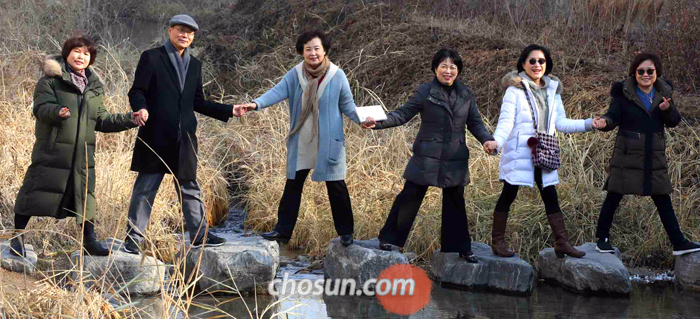 다비다자매회 쉼터 인근 성북천 징검다리를 찾은 김혜란(왼쪽에서 셋째) 목사와 회원들. 김 목사는 “회원들끼리 하도 친해지다 보니 재혼 생각들을 안 한다”며 웃었다. 