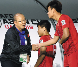 일본과의 8강전이 끝난 뒤 박항서 베트남 축구대표팀 감독이 선수들과 일일이 악수를 나누는 모습.