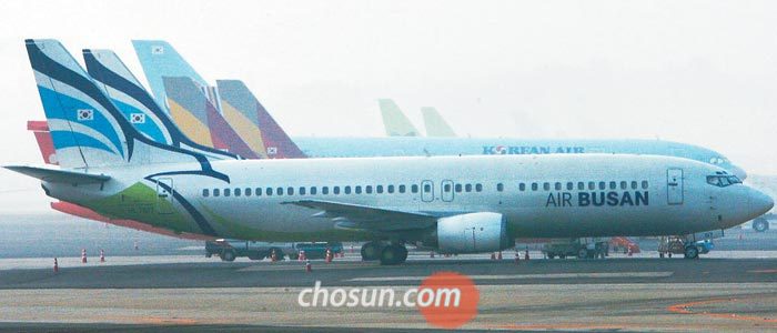 서울 김포공항에 한 저비용항공사(LCC) 비행기가 서 있다.
