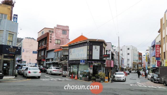 목포 구도심에서 가장 번화한 곳인 목포 오거리 전경.
