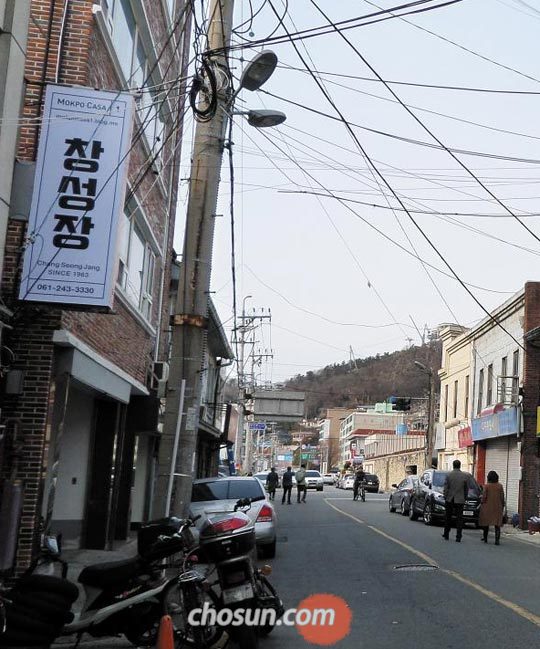 손혜원 의원 조카가 공동 명의자인 게스트하우스‘창성장’앞 거리는 평일 대낮에도 행인이 드물고 문 닫은 상점이 많았다.