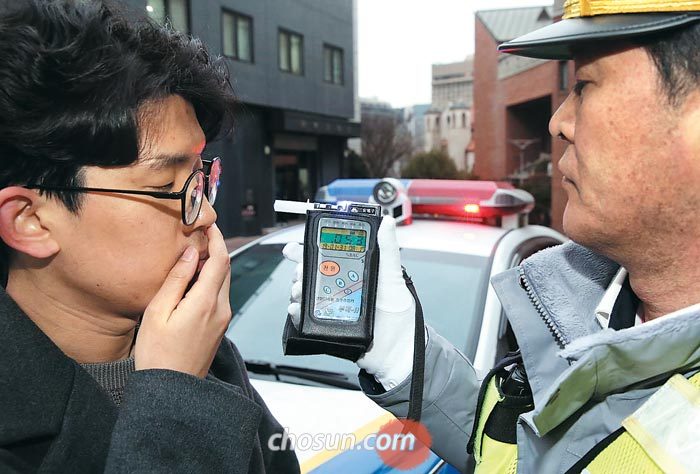 본지 김승현(왼쪽) 기자가 지난달 31일 서울 광화문에서 음주 측정을 받고 있다