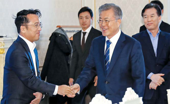문재인 대통령이 7일 청와대에서 열린 혁신벤처기업인 간담회에서 엔씨소프트 김택진 대표와 악수하고 있다. 김 대표를 비롯해 네이버 이해진 창업자, 쿠팡 김범석 대표 등 국내의 대표적 벤처기업인 7명이 이날 간담회에 참석했다.