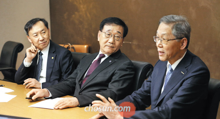 지난달 23일 조선일보 사옥에서 성균관대 신동렬 총장, 김용학 연세대 총장, 김도연 포스텍 총장(왼쪽부터)이 본지의 연중 기획 ‘질주하는 세계-대학’을 보고 우리나라 대학의 현재와 미래에 대해 의견을 나누고 있다.