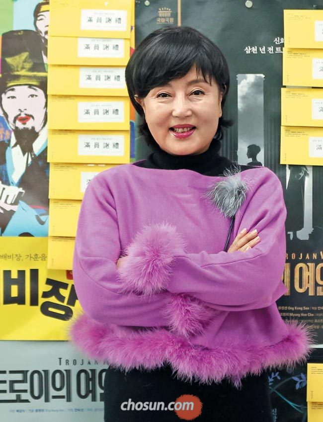 7일 서울 중구 국립창극단 예술감독실 벽에 빼곡하게 붙은‘만원사례’봉투 앞에서 김성녀 예술감독이 활짝 웃고 있다.